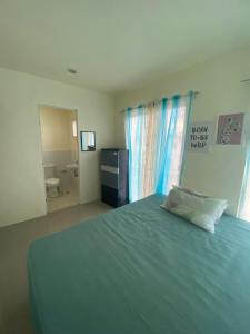 卡加盐德奥罗New 2 Bedroom Home的一间带蓝色床的卧室和一间浴室
