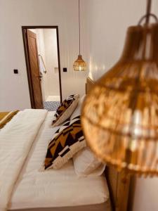塞米亚克Emma’s Villa的一间卧室配有一张带镜子和灯的床