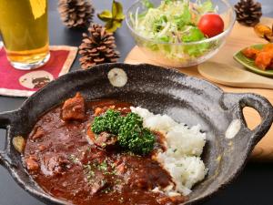茅野車山高原悠莱旅馆的满是肉饭和沙拉的锅
