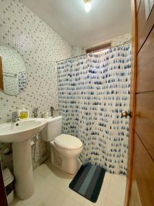 科隆MyGuide Travellers Inn的浴室配有白色卫生间和盥洗盆。