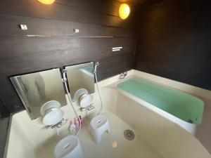 留寿都村克莱兹德尔留寿都酒店的带浴缸、卫生间和盥洗盆的浴室