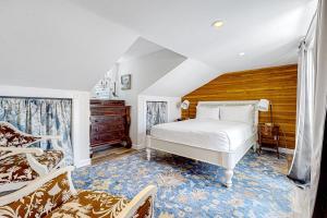 基韦斯特Seagrass Suite的卧室配有白色的床和木墙
