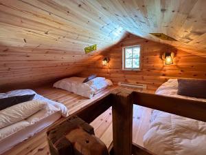 拉马巴耶WOODY - Chalets de Môh的小木屋内带两张床的房间