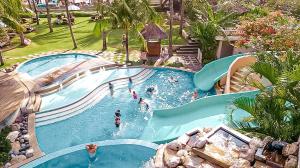 勒吉安巴厘曼迪拉海滩Spa度假酒店的享有度假村游泳池的顶部景致