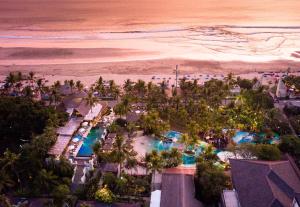勒吉安巴厘曼迪拉海滩Spa度假酒店的享有海滩度假村的空中景致
