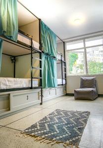 佩雷拉DeRequka Hostel的宿舍间设有双层床和地毯。