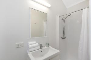 巴利纳Reflections Ballina - Holiday Park的白色的浴室设有水槽和镜子