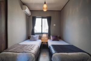 Hanagusukuプライベートハウス ぅーじ家的小型客房 - 带2张床和窗户