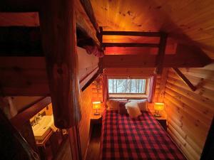 拉马巴耶HUSKY - Chalets de Môh - Jacuzzi的小木屋内一间卧室的顶部景色