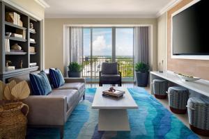 迈阿密The Ritz Carlton Key Biscayne, Miami的带沙发和电视的客厅