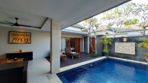 塞米亚克The Light Exclusive Villas and SPA - CHSE Certified的游泳池,位于带房子的房间