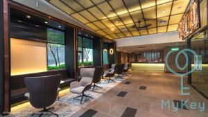 吉隆坡Ceylonz Suites by MyKey Global的一间设有一排椅子和窗户的等候室