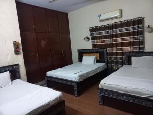 海得拉巴Al Rehman guest hous的双床间设有2张单人床。