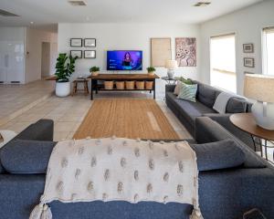 赛特菲尔德Triple Creek Guest House - Barossa Region的带沙发和电视的客厅