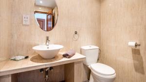 托罗克斯莱卡萨酒店的一间带水槽、卫生间和镜子的浴室