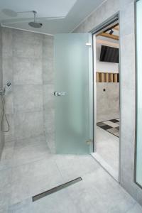 法里拉基cactus suites的带淋浴的浴室和玻璃门