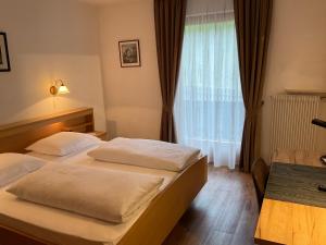 维皮泰诺Pension Alpenblick的酒店客房设有两张床和窗户。