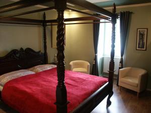 爱丁堡酒店客房内的一张或多张床位