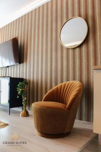布达佩斯Grand Suites Corvin的镜子间的棕色椅子