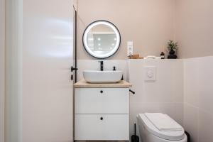 布达佩斯KL35- Boutique Apartments, Best Location. By BQA的一间带水槽和镜子的浴室