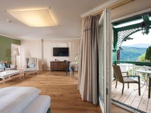 德布里阿赫Romantik SPA Hotel Seefischer的一间卧室设有一张床和一个美景阳台