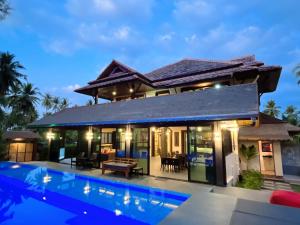 蔻立Coral Beach Pool Villa Khao Lak - SHA Extra Plus的别墅前设有游泳池