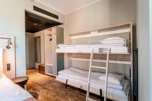布罗斯布罗斯格兰德品质酒店的双层床间 - 带两张双层床