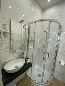 奥利韦里ESPERIA B&B的白色的浴室设有水槽和淋浴。