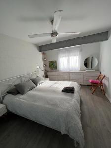 贝尼多姆Ruzafa Beach的一间卧室配有一张大床和一张粉红色的椅子