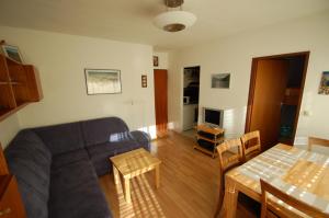 萨尔巴赫Familienappartement Talblick include Jokercard - only summer的客厅配有沙发和桌子