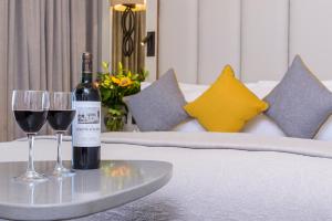 特拉利特拉利大酒店的床上有一瓶葡萄酒和两杯酒