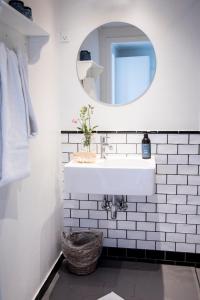 HvidbjergTambohus Kro & Badehotel的浴室设有白色水槽和镜子