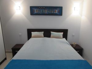 圣玛丽亚BCV - Private 1 Bedroomed Apartment Dunas Resort 3044 and 3077的一间卧室配有一张带2个床头柜的大床