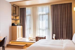 鹿港镇鹿港澄悅酒店的酒店客房设有床和窗户。