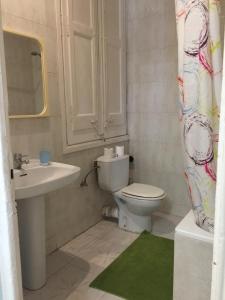 巴塞罗那SANT ANTONI HOSTAL, Sustainable Tourism的浴室配有白色卫生间和盥洗盆。
