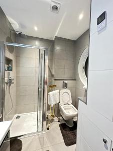 伦敦Stylish Central London Apartment的浴室配有卫生间、淋浴和盥洗盆。