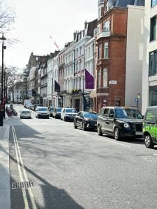 伦敦Stylish Central London Apartment的一条繁忙的城市街道,路边有汽车