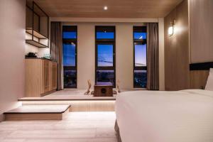 鹿港镇鹿港澄悅酒店的一间卧室设有一张床和美景窗户。