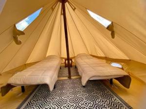 LanvéocCamping Cap-Ouest的一个带两张床的帐篷
