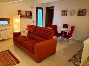 拉奎拉Come a casa的客厅配有红色的沙发和桌子
