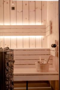 朗根旺Heselehof Waldchalets的一个带桶和灯的桑拿浴室