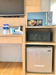 斯里曼绒双喜酒店的厨房配有微波炉和洗碗机。