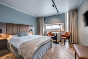 奥斯陆安克尔酒店的卧室配有一张床和一张桌子及椅子