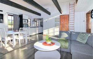 HishultPet Friendly Home In Hishult With House A Panoramic View的客厅配有蓝色的沙发和桌子