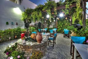 帕罗奇亚Eleni Dream Village的庭院配有桌椅和植物