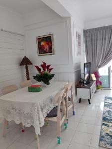 Kampong Bukit DaratHanizz Vacation Home的一间配备有白色桌椅的用餐室