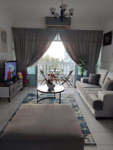 Kampong Bukit DaratHanizz Vacation Home的客厅配有沙发和桌子