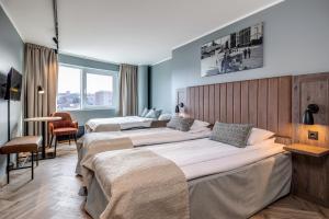 奥斯陆安克尔酒店的一间酒店客房,房间内设有三张床