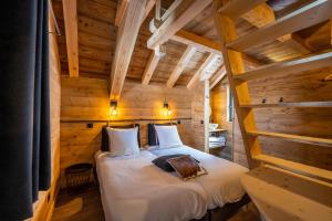 Saint-Jean-Saint-NicolasLes chalets d'Éléna的小木屋内一间卧室,配有一张床