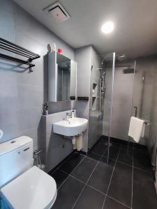 哥打京那巴鲁SabahSuite@Jesselton Quay的浴室配有卫生间、盥洗盆和淋浴。